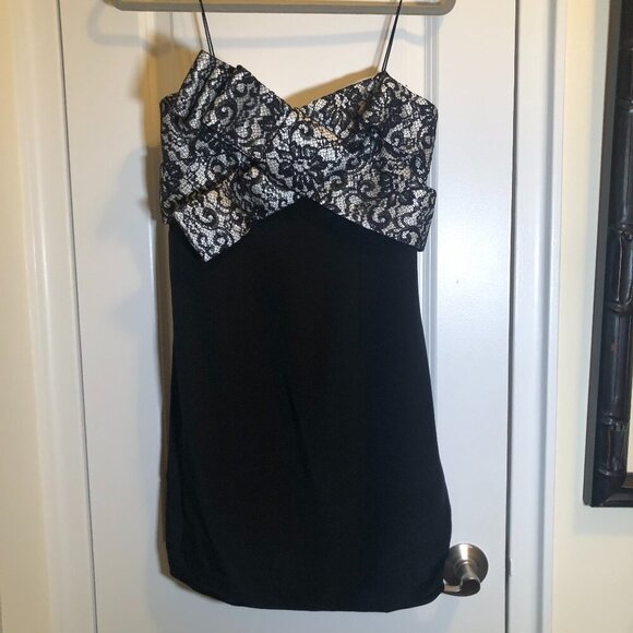 Marchesa Notte Dresses & Skirts - Marchesa Notte Black And White Lace Mini Cocktail Dress Size 6 EUC